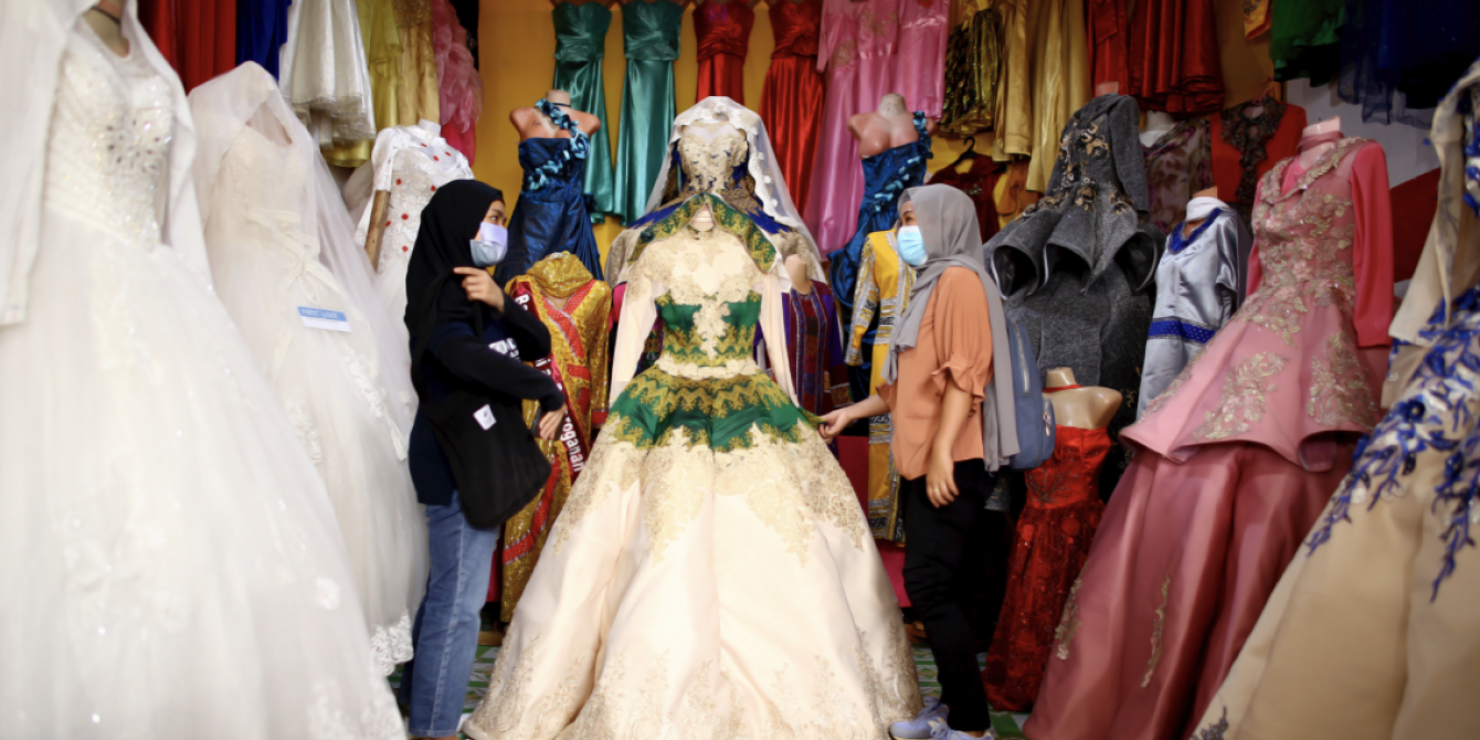 Members of Linding Kokalombayan, a group of young women in Marawi City campaigning against child, early and forced marriages in BARMM, point to gowns often worn during weddings. The group is part of the Global Affairs Canada-funded Creating Spaces project, which aims to reduce the prevalence of child, early and forced marriages. The project is jointly implemented by Oxfam Pilipinas, AMWA, United Youth of the Philippines - Women, in partnership with the Philippine Legislators' Committee on Population and Dev